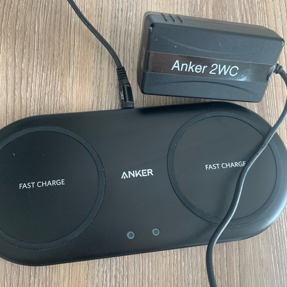 Anker Dual Fast Wireless Charger in Black - Picture 4 of 11